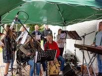 Die Combo St. Raphael aus Gelnhausen gestaltet den Gottesdienst musikalisch